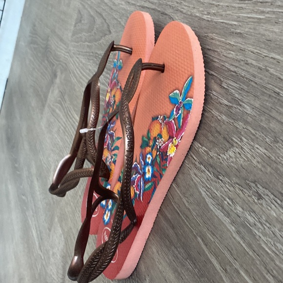 NWT Havaianas Flip flops, with flower design - Picture 2 of 3